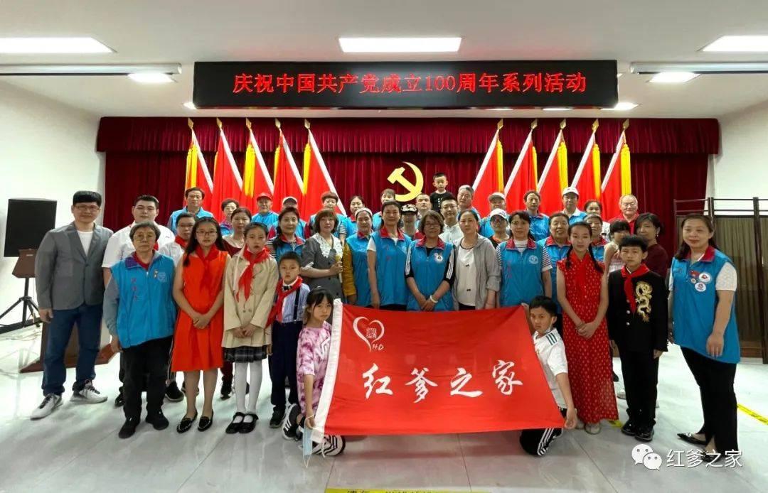 绥宁县：写春联赠春联 送“福”字添年味